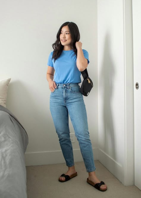 Fitted Tshirt Outfits Women, Jean Tshirt Outfits Casual, Casual T Shirt Outfit Women, Summer Outfit Casual Simple, Blue Casual Outfits For Women, Curvy Hips Outfits, Tshirt Jeans Outfit Casual Women, Jeans Tshirt Women, Tshirt With Jeans Outfit