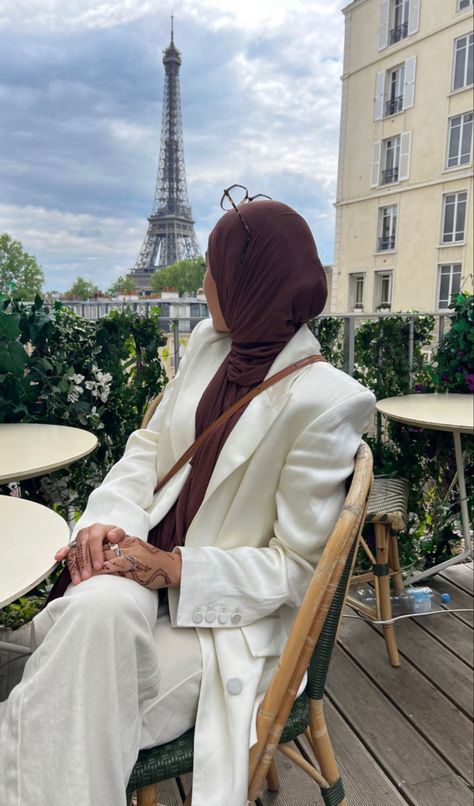 Paris Hijab Outfit, Modest Instagram Pictures, Hijab Travel Outfits, Hijab Travel, Paris Trip Outfits, Hijab Paris, Modest Outfits Muslim, Girl In Paris, Hijabi Fits