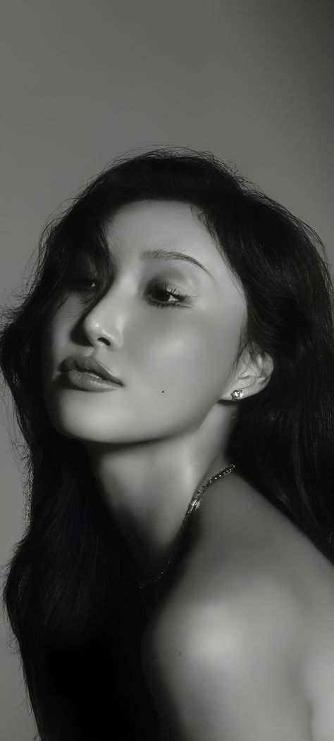 Hwasa Portrait, Hwasa Black And White, Hwasa Photoshoot, Hwasa Wallpaper, Maria Hwasa, Canva Presentation, Hwasa Mamamoo, Birthday Shoot, Love My Body