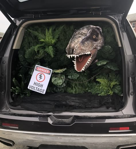 Trunk Or Treat Jeep, Halloween Car Decorations, Trunker Treat Ideas, Jurassic Park Birthday Party, Jurassic Park Party, Trunk Or Treat Ideas, Deco Jungle, Fall Fest, Treat Ideas