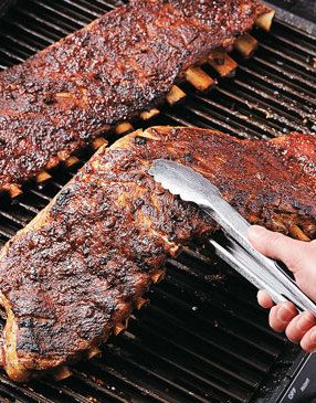 To test for doneness (after 1 hour of grilling), lift the center of a slab with tongs. If it droops, it's done. St Louis Ribs, Pork Ribs Grilled, Bbq Tips, Smoked Pork Ribs, Bake Chicken, Baked Ribs, Pork Rib Recipes, Barbecue Ribs, Smoked Ribs