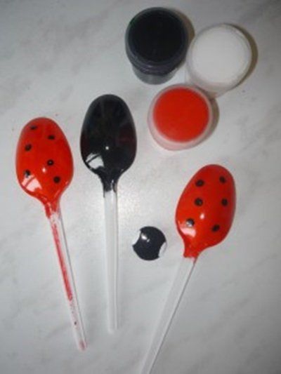 DIY Cute Ladybug with Plastic Spoon Plastic Spoon Art, Fork Crafts, Ladybug House, Bumble Bee Craft, Plastic Spoon Crafts, Spoon Craft, Ladybug Decorations, Aluminum Can Crafts, Plastic Bottle Art