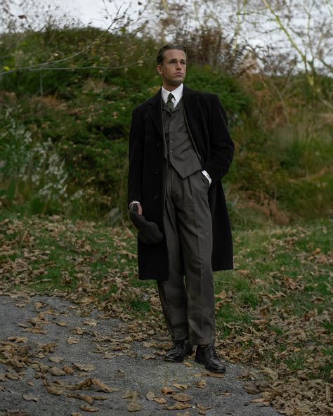 Erlend i full antrekk fra AUGUST en kald høst dag AUGUSTOFNORWAY.COM English Suit Style, Old Suits Men Aesthetic, Peaky Blinders Suits Mens Fashion, Darkest Academia Outfit Men, Fancy Suits For Men Classy, Men Classic Outfit, Dark Academia Aesthetic Men, Suit Ideas For Men, Mens Formal Fashion