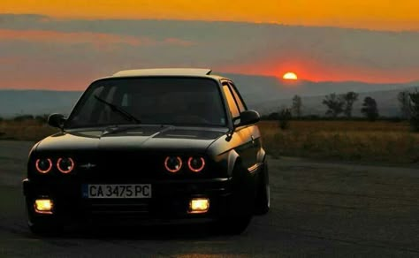 BMW E30 3 series black sunset Bmw Computer Wallpaper, Bmw Wallpaper Laptop, Bmw E30 Aesthetic, Bmw E30 Black, Bmw E30 Wallpapers, Bmw Touring, Black Sunset, Serie Bmw, Dream Cars Bmw