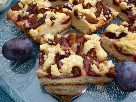 German plum cake (Zwetschgenkuchen) with yeast base - Ester kocht German Plum Cake, Chocolate Tarts Recipe, Crumble Cake, Sheet Cake Recipes, Plum Cake, Bun Recipe, Perfect Breakfast, Sheet Cake, Dry Yeast