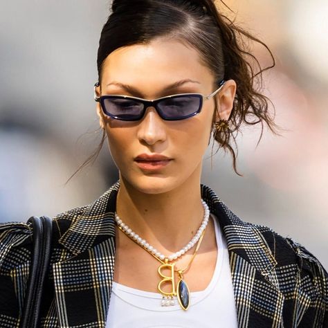 B Letter Necklace, Bella Hadid Necklace, Bella Hadid Jewelry, Pearl Necklace Outfits, Bella Hadid Casual, Anne Boleyn Necklace, Betty Suarez, Pearl Necklace Aesthetic, Pearl Necklace Outfit