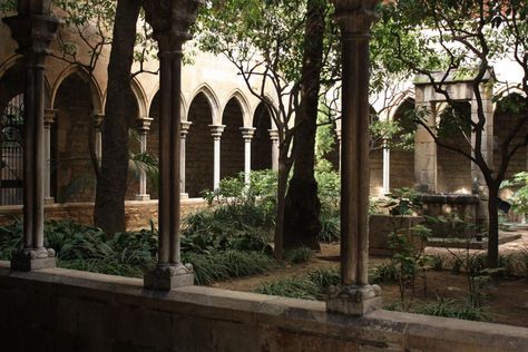 Gothic cloister in Santa Anna church... Barri Gòtic (The Gothic Quarter), Barcelona, Spain. Sims 4 Hus, Santa Anna, Gothic Quarter, Hogwarts Aesthetic, Slytherin Aesthetic, Dragon Age Inquisition, The Courtyard, Harry Potter Aesthetic, Dark Academia Aesthetic