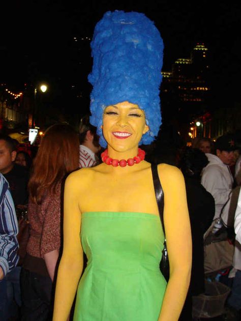 Marge Simpson | 15 Awesome DIY Costumes That Will Inspire You This Halloween Marge Simpson Costume, Simpson Costume, Simpsons Costumes, 90s Fancy Dress, Funny Fancy Dress, Simpsons Halloween, 90s Halloween Costumes, Amazing Costumes, 90s Costume