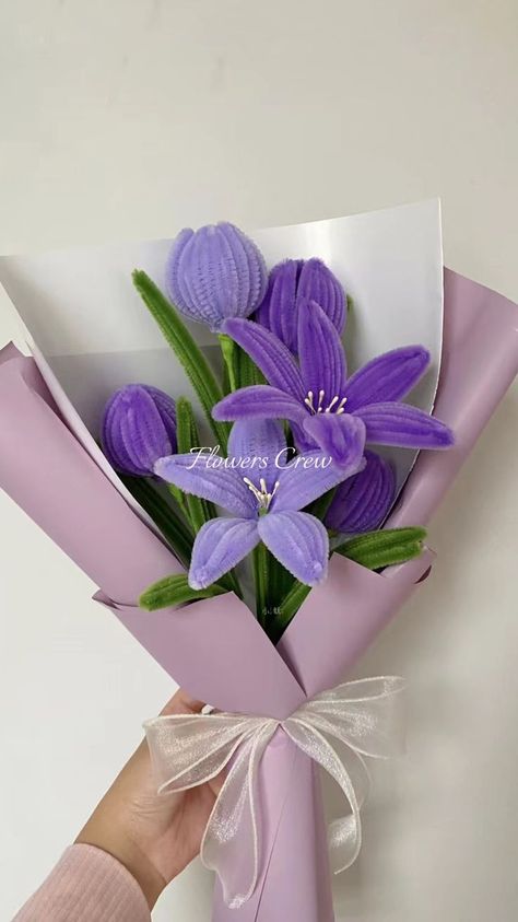 purple flower bouquet Winter Crafts Preschool, Clean Flowers, Pipe Cleaner Flowers, Flower Bouquet Diy, Easy Paper Flowers, Flower Gift Ideas, How To Make Paper Flowers, Diy Crafts Paper Flowers, Paper Flower Wall