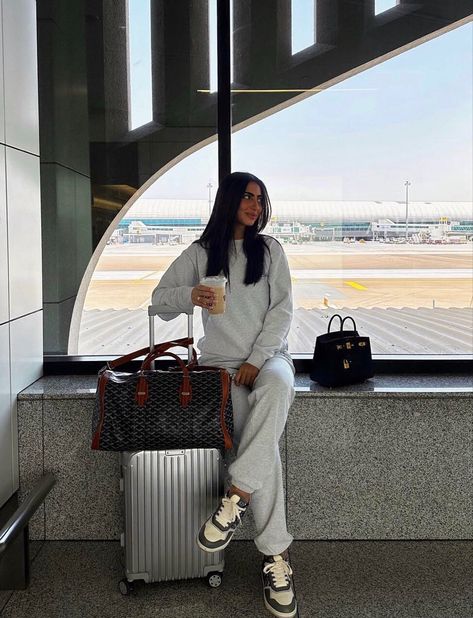 Shahinazalbouchi #airportfashion #airportpics #traveloutfit #comfyclothes #comfystyle #casualoutfit #casualwear #tracksuit #joggers #luggage #suitcase #luxurytravel #itgirl #goyardbag #casualwomensfashion Airport Tracksuit Outfit, Uk Outfits, Mum Style, Airport Tips, Airport Fits, Tracksuit Outfit, Airport Look, Mum Fashion, Luggage Suitcase