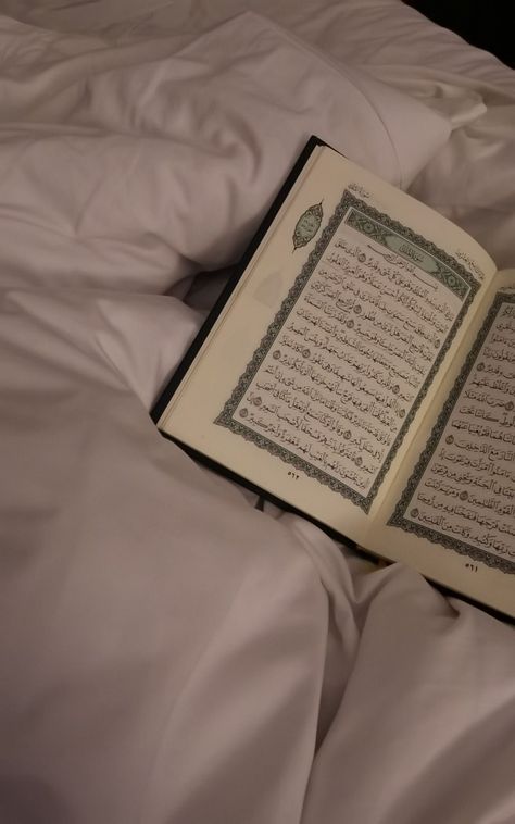 Reading Al Quran, Ramadan Images, Islamic Wallpaper Hd, Qur'an Photography, Pink Tumblr Aesthetic, Quran Book, Creative Life Quotes, Inspirational Books To Read, Islamic Quotes Wallpaper