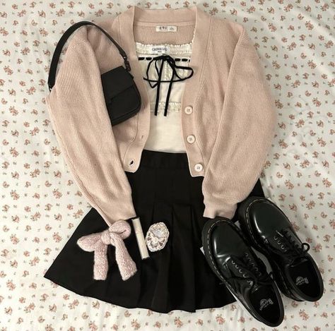 Pastel Soft Aesthetic, Soft Aesthetic Outfits, Usa Outfits, Inspo Poses, Bows Coquette, Fashion Usa, Selfie Inspo, Back To School Outfit, Women Aesthetic