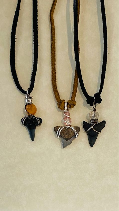 Shark Tooth Necklace Aesthetic, Sharktooth Jewelry, Shark Tooth Necklace Diy, Shark Teeth Necklace, Shark Teeth Crafts, Shark Teeth Jewelry, Shark Jewelry, Ringo Star, Wooden Jewelery