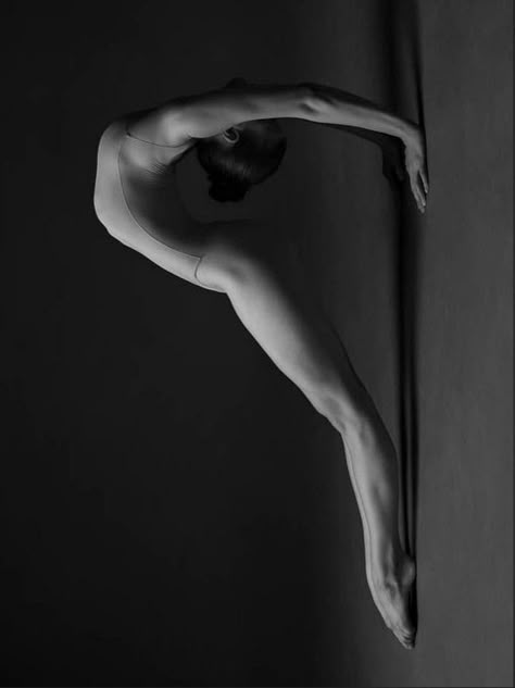 Body Movement Photography, Abstract Body Photography, Human Body Photography, Black And White Yoga Photography, Yoga Nude Aesthetic Pictures, Ballet Photography Black And White, Ballerina Photography Black And White, Mobile Photography Tips, Yoga Master