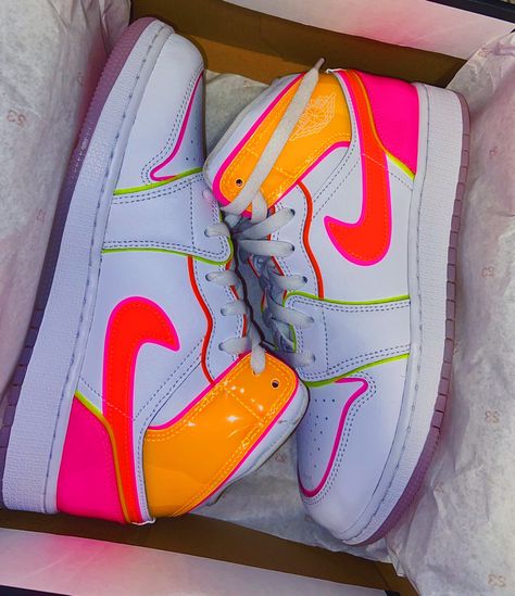 #neon #mids #aj1 #nike #trendyshoes Neon Air Force 1, Neon Air Jordans, Neon Shoes Outfit Sneakers, Neon Dunks, Neon Jordans, Nike Mids, Neon Nikes, Tenis Nike Jordan, Neon Nike Shoes