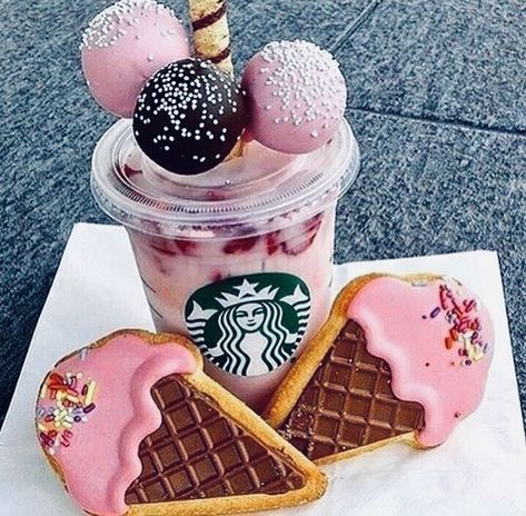 Pink Waffles, Menu Cake, Secret Starbucks Drinks, Starbucks Secret Menu Drinks, Starbucks Secret, Starbucks Coffee Drinks, Pink Food, Starbucks Lovers, Starbucks Drink