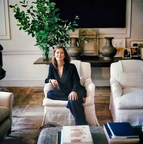 Rose Uniacke channels—and refreshes—the Aesthetic Movement in Oscar Wilde’s onetime London digs Rose Uniacke Home, Lake Ideas, Rose Uniacke, Victorian London, Historic Houses, Top Decor, Upstairs Bedroom, Modern Victorian, Comfy Chairs