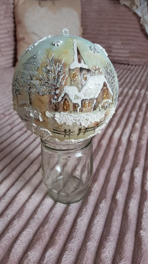 Handpainted Christmas Ornaments, Christmas Ornament Template, Fancy Christmas Ornaments, Christmas Globes, Christmas Decoupage, Christmas Candle Decorations, Country Christmas Decorations, Painted Christmas Ornaments, Christmas Ornaments Homemade