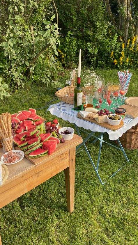 Midsommar Party Ideas, Aesthetic Outdoor Party, Midsommar Dinner Party, Cowgirl Dinner Party, Midsummer Garden Party, Outdoor Party Aesthetic, Summer Bbq Aesthetic, Backyard Party Tent, Summer Dinner Party Aesthetic