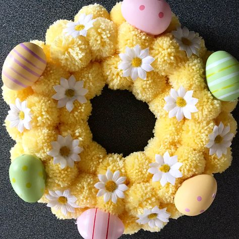 Easter Pom Pom wreath Spring Pom Pom Crafts, Easter Pompom Wreath, Pom Pom Easter Wreath, Easter Yarn Crafts, Spring Pom Pom Wreath, Easter Pom Pom Crafts, Pom Pom Wreath Diy, Pom Pom Wreaths, Pom Pom Easter