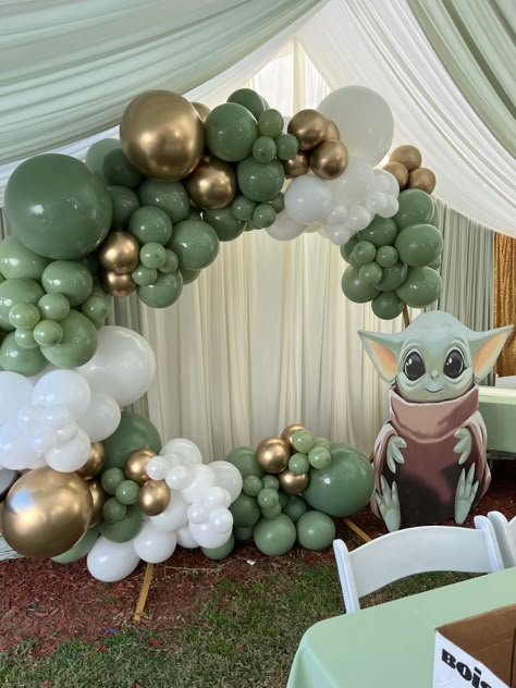 Grogu Balloon Arch, Grogu Centerpiece, Baby Yoda Themed Birthday Party, Decoracion Baby Yoda, Baby Yoda Decorations, Grogu Baby Shower Theme, Baby Yoda Centerpieces, Baby Yoda Baby Shower Theme, Baby Yoda Party Decorations