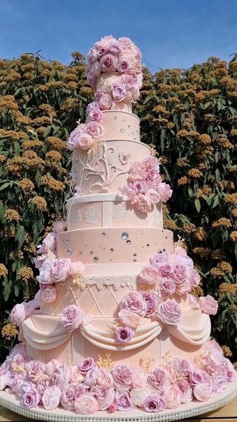 Quinceanera Cakes Pink, Hot Pink Wedding Cake, Xv Cakes, Cake Quinceanera, Fairytale Cake, Pretty Pink Cake, Rapunzel Wedding Theme, Big Pink Cake, 15 Cakes