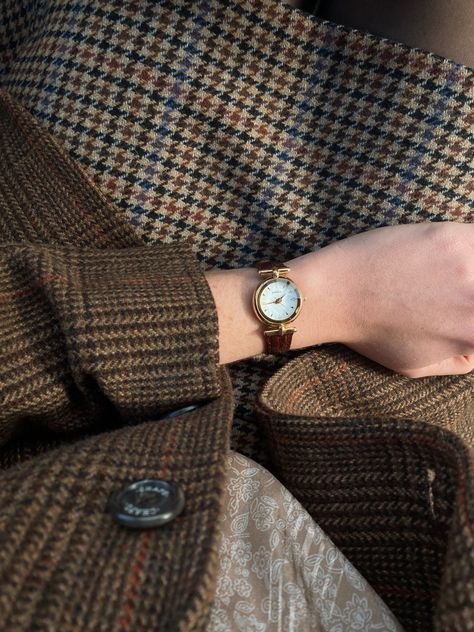 Vintage watch & tweed #womensstyle #womensclothing #womenfashion #vintagestyle British Tweed Women, English Grandma Aesthetic, Mens Dark Academia, Mens Dark Academia Fashion, Tweed Aesthetic, Old Classic Style, Soft Academia, Bagpipe Music, Vintage Style Women