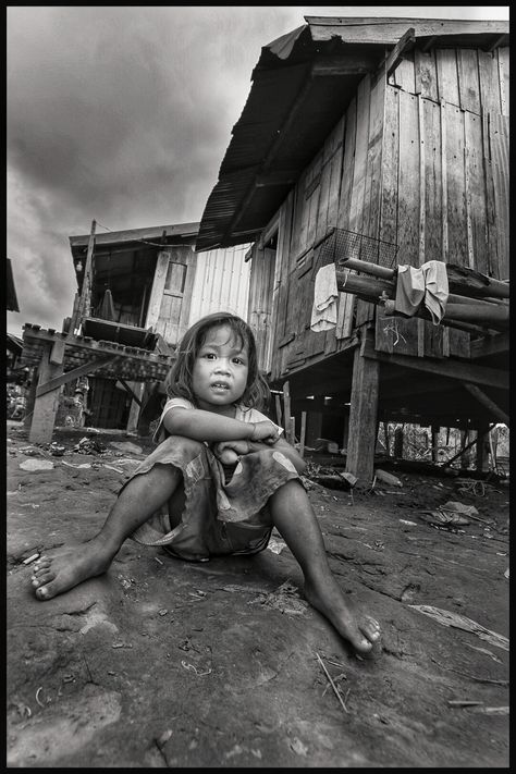 Poverty Photography Powerful Images, Poverty Photography, Photoshop Celebrities, The Slums, Powerful Pictures, Phnom Penh Cambodia, Evil World, Painting Competition, History People