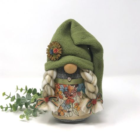 Garden Gnomes Ideas, Female Gnomes, Making Gnomes, Stuffed Gnomes, Rustic Modern Decor, Hat Boutique, Female Gnome, Scandinavian Folklore, Fall Gnomes