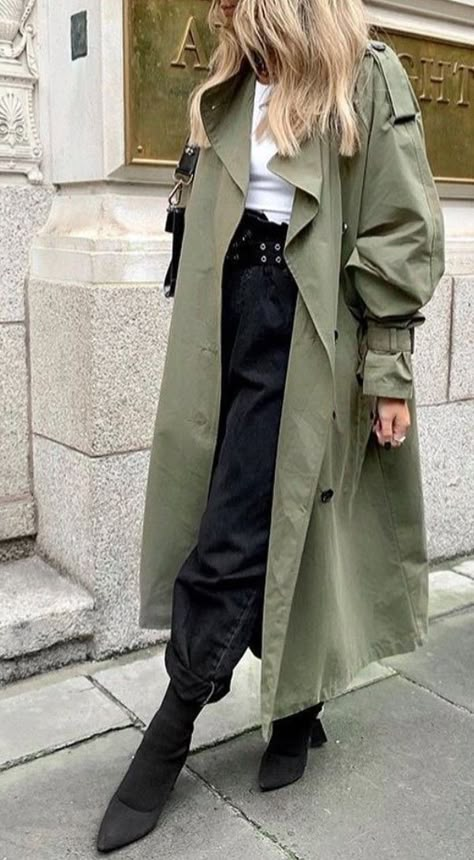 Dark Green Trench Coat Outfit, Green Trenchcoat Outfit, Green Trench Coat Outfit, Cozy Rainy Day Outfit, Trench Outfit, Preppy Fall Outfits, Green Trench Coat, Best Winter Outfits, Coat Outfit