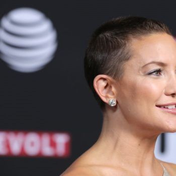 Kate Hudson’s shaved head has grown out into an adorable pixie haircut Growing Out Shaved Head, Shaving Your Head, Shave Her Head, Cut Her Hair, Pixie Styles, Shaved Head, Short Pixie Cut, Cut Hair, Short Cut