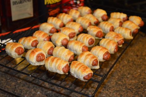 Puff Pastry Dinner, Puff Pastry Recipes Appetizers, Wrapped Smokies, Winter Gala, Puff Pastry Appetizers, Sauce Spaghetti, Pastry Appetizer, Puff Pastry Desserts, Gala Ideas