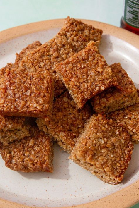 I like to think this soft flapjack recipe is the best, as it’s quite easy and fast but also tastes delicious! Every bite of this gooey flapjack recipe is sticky, soft, and buttery.It’s made with a mixture of oats, golden syrup, butter, and soft light brown sugar to make the perfect consistency. Simple, yet satisfying. Soft Chewy Flapjack Recipe, Gooey Flapjack Recipe, Fluffy Flapjack Recipe Easy, Flapjack Recipe With Honey, Simple Flapjack Recipe, Flapjack Recipe Chewy, Slow Cooker Beef Curry, Savory Snack Recipes, Coconut Poke Cakes