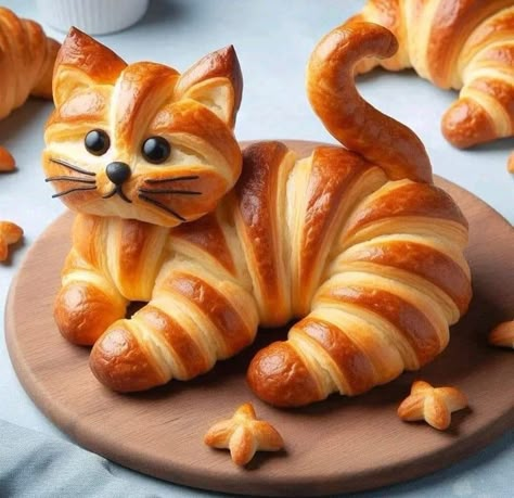 Croissant Cat Cat Bread, Decorações Com Comidas, Amazing Food Decoration, Bread Art, Amazing Food Art, Creative Food Art, Food Carving, Easy Food Art, Food Garnishes