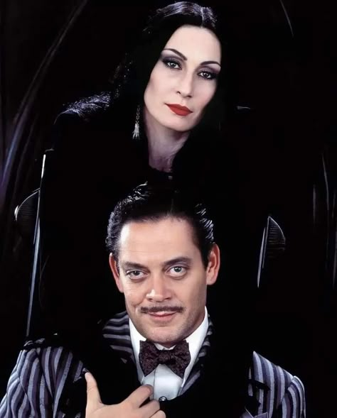 Adams Family Gomez And Morticia, Angelica Huston Morticia, Adam’s Family Morticia, Morticia And Gomez Addams Photoshoot, Morticia Addams Costume Makeup, Adam’s Family, Gomez Addams Aesthetic, Concept Costume Ideas, Morticia Addams And Gomez