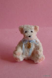 Marianne's Miniverse: Some more tips about chenille critters. Chenille Stem Animals, Chenille Stem Crafts, Barbie Hacks, Pipe Cleaner Animals, Pipe Cleaner Art, Teddy Bear Crafts, Chenille Crafts, Sock Dolls, Creative Toys