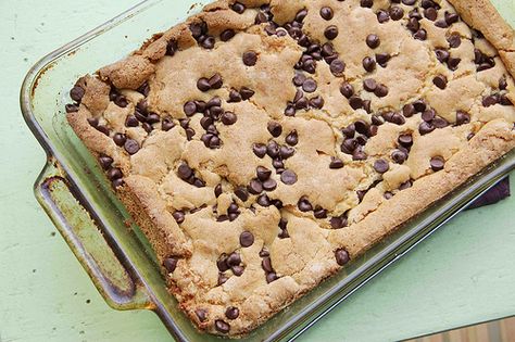 Bisquick Chocolate Chip Bars Bisquick Chocolate Chip Muffins, Bisquick Recipes Dinner, Bisquick Inspired Recipes, Bisquick Coffee Cake Recipe, Bisquick Cookies, Bisquick Mix Recipe, Bisquick Chocolate Chip Cookies, Baking Mix Recipes, Desserts With Chocolate Chips