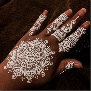 Gold Henna Designs, Tattoo On Dark Skin, White Henna Tattoo, White Henna Designs, Gold Henna, Henna Tattoo Hand, Henna Tattoo Designs Hand, White Ink Tattoo, Skin Images