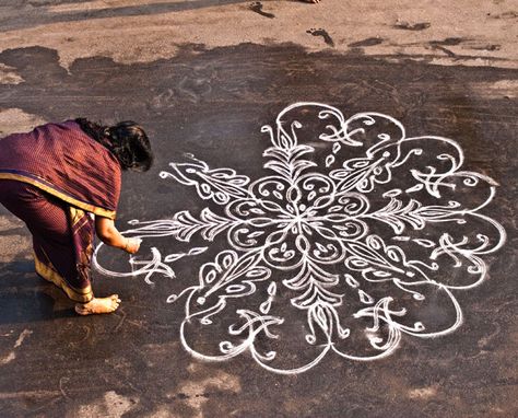 25 Beautiful Kolam Designs and Rangoli Kolams for your inspiraiton | Read full article: http://webneel.com/kolam-designs | more http://webneel.com/daily | Follow us www.pinterest.com/webneel Floor Mandala, Rangoli Decoration, Star Seed, Wall Fabric, Arte Indie, Kolam Rangoli, Sand Painting, Kolam Designs, White Chalk