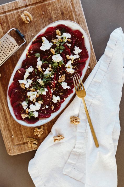 Beetroot Carpaccio, Carpaccio Recipe, Beetroot Recipes, Beet And Goat Cheese, Goat Cheese Recipes, Beet Recipes, Healthy Vegetables, Dinner Salads, Crispy Bacon