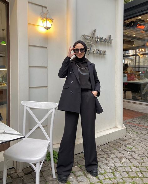 Mafia Hijab Style, Black Blazer Outfit Hijab, Mafia Style Women Hijab, Black Outfit Hijab Casual, Mafia Outfit Women Hijab, All Black Outfit Hijab, Mafia Hijab, Mafia Outfit Ideas, Yearbook Outfit Ideas