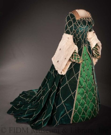 Costume designed by Walter Plunkett for Marisa Pavan in Diane (1956) From the FIDM Museum Tudor Clothing, Walter Plunkett, Tudor Dress, Tudor Fashion, Catherine De Medici, Hollywood Costume, Period Dress, Anne Boleyn, Medieval Dress