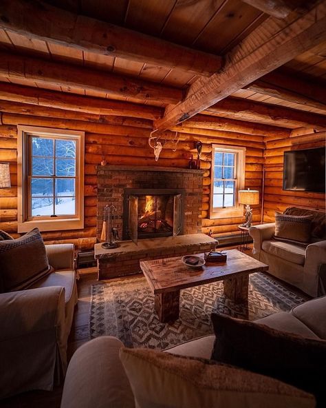 Cabin Fireplace, Log Cabin Living, Log Cabin Interior, Cabin Living Room, Cozy Log Cabin, Cabin Aesthetic, Cabin Interiors, Cabin Living, Little Cabin