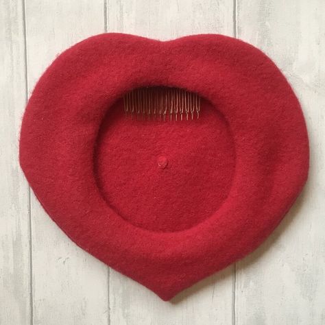 Tutorial: How to Make a Heart-Shaped Beret — Tuppence Ha'penny Vintage Felt Beret Diy, Beret Sewing Pattern, Beret Diy, Beret Hat Pattern, Berets Pattern, Beret Pattern, Cute Sewing Projects, Hat Tutorial, Vintage Hat