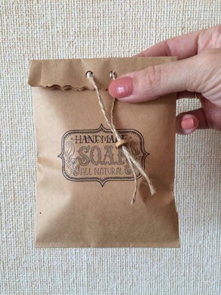 How to Package Homemade Soap Soap Packaging Diy, Handmade Soap Packaging, Soap Packaging Ideas, Soap Packaging Design, Savon Diy, Handmade Soap Recipes, Soap Business, Soap Packing, Packaging Diy