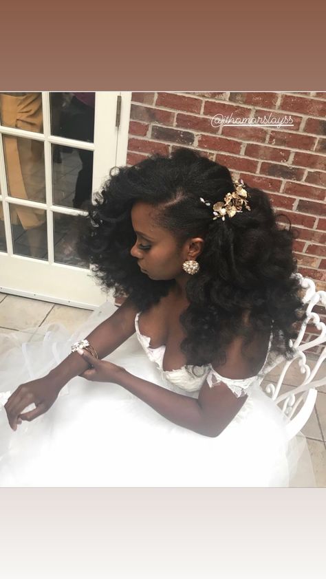 Natural Hairstyles For Black Women For Wedding, Natural Hair On Wedding Day, Black Hairstyles For Brides, Wedding Afro, Afro Hair Wedding Hairstyles, Natural Hair Wedding Styles Afro, Black Natural Hairstyles Wedding, Natural Hair With Tiara, Wedding Hair Natural African American