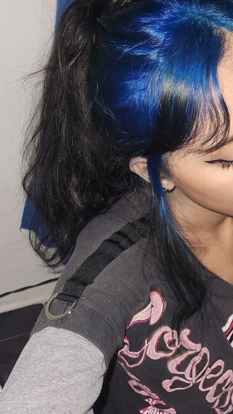 blue roots 😝 Hair Styles With Medium Hair, Parts Of Hair Dyed, Blue Roots With Black Hair, Hair Dye Ideas With Black Hair, Dark Blue Roots Black Hair, Colored Roots With Brown Hair, Hair Idea Color, Blue Hair Chunky Highlights, Black And Electric Blue Hair