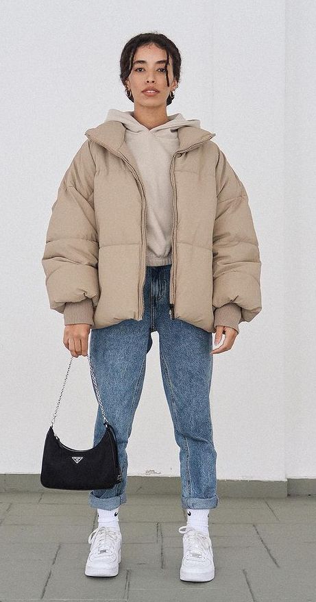 Beige Parka Outfit Winter, Light Brown Puffer Jacket Outfit, Beige Jacket Outfit Winter, Tan Jacket Outfit Women, Types Of Jackets For Women, Light Brown Jacket Outfit, Beige Puffer Jacket Outfit, Beige Jacket Outfit, Women Puffer Jacket