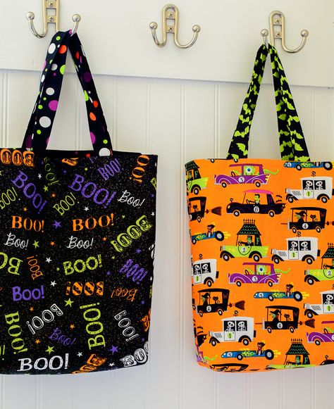 Easy DIY Trick or Treat Bag Tutorial Easy Trick Or Treat Bags, Sewing Halloween Bags, Sew Trick Or Treat Bags, Diy Trick Or Treat Bags For Kids, Sewing Halloween Projects, Halloween Bags For Kids Trick Or Treat, Halloween Sewing Ideas, Halloween Sewing Crafts, Halloween Bags Diy