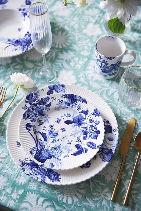 Blue And White Table Setting, White Table Setting, Blue And White Dinnerware, Toile Fabric, Blue China, Dinner Plate Sets, Dessert Plates, Plates Set, Blue Paint